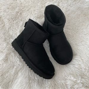 UGG mini black